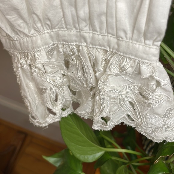 White Free People blouse w/shoulder & cuff details. EUC. XS. - Picture 2 of 5
